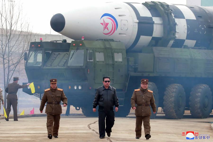 <p>Ким Чен Ын (в центре) обходит установку с межконтинентальной баллистической ракетой Hwasong-17. Фото © ТАСС / АР</p>