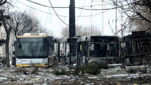 В Мариуполе украинские военные пытались скотчем скрыть символику Нацгвардии на автобусе