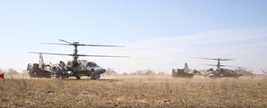 Минобороны РФ показало кадры сопровождения армейских колонн ударными вертолётами Ка-52