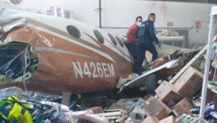 В Мексике лёгкий самолёт упал на супермаркет, два человека погибли. Фото © Politica.expansion