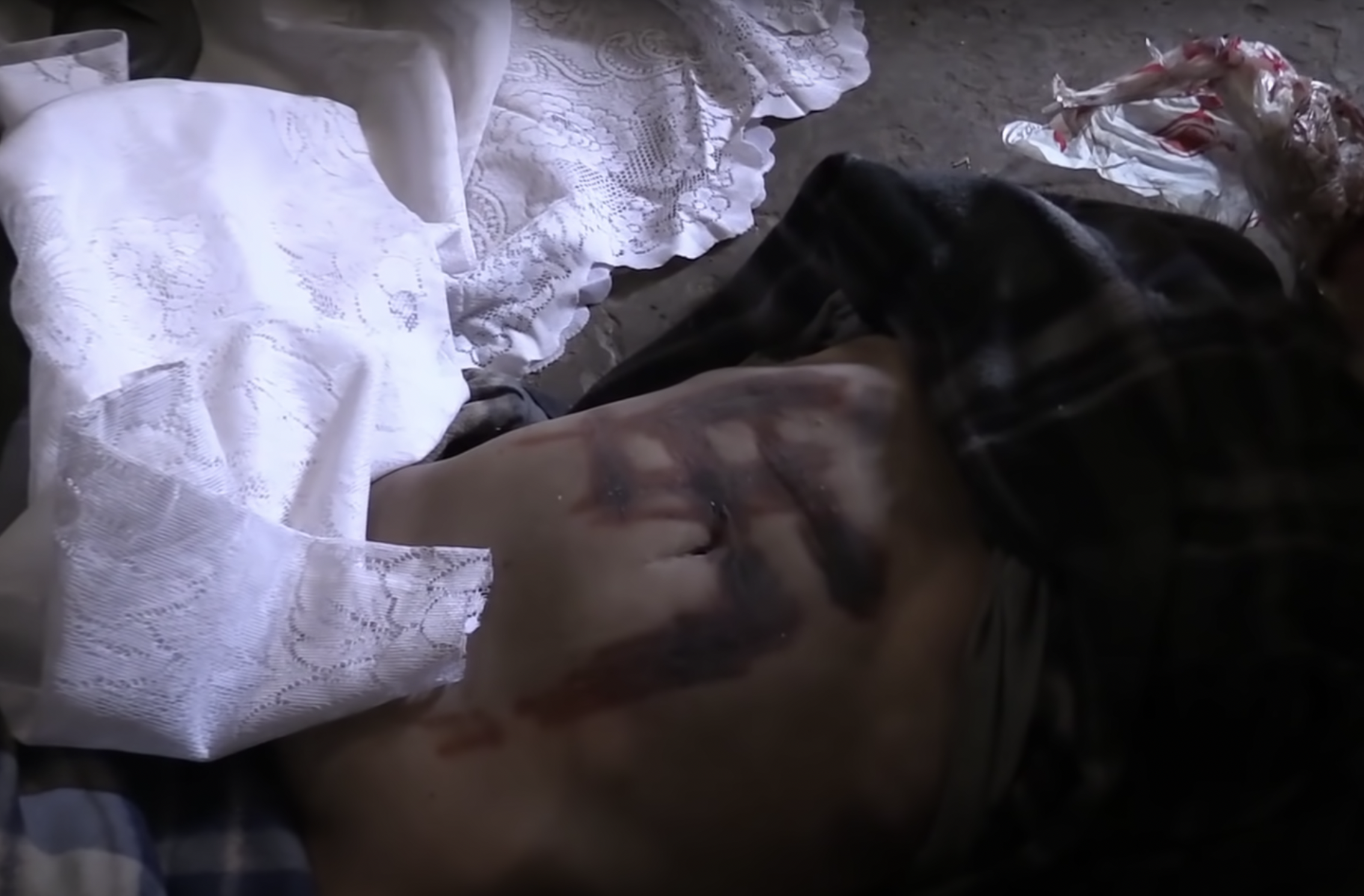 A nácik "Azov" által megölt nő.  Mariupol.  Képkocka videóból © YouTube / Patrick Lancaster