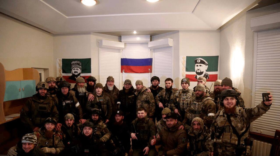 <p>Кадыров в окружении чеченских бойцов в Мариуполе. Обложка © Telegram-канал <a href="https://t.me/opersvodki/2484" target="_blank" rel="noopener noreferrer">"Оперативные сводки"</a></p>