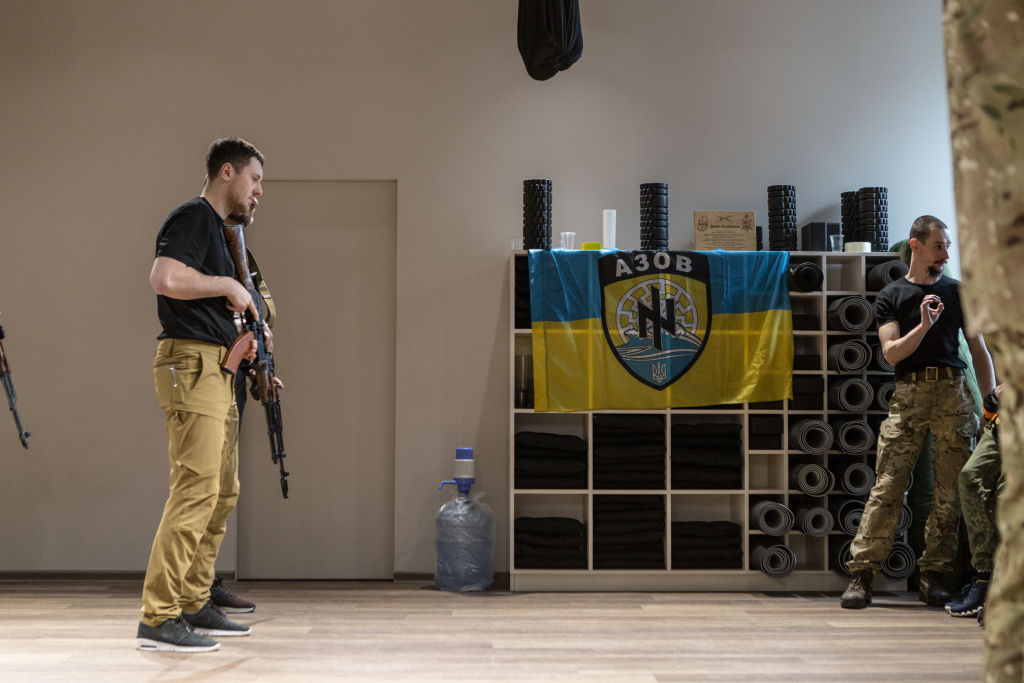Гражданские добровольцы из новой группы территориальных отрядов обороны, созданной ветеранами полка "Азов", тренируются в секретном месте. Фото © Getty Images / Andrea Carrubba / Anadolu Agency
