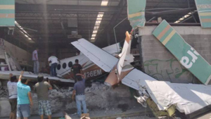 В Мексике самолёт рухнул на супермаркет