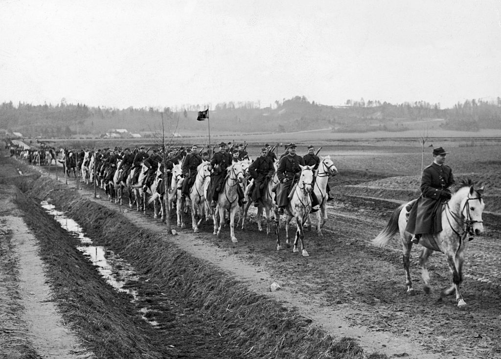 Польская кавалерия на литовской границе, 1919 г. Фото (c) Getty Images / Keystone-France / Gamma-Keystone 