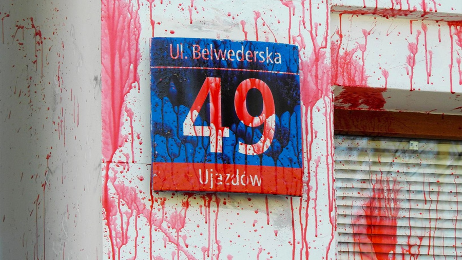 В Варшаве облили красной краской здание российского посольства. Фото © oko.press / Katarzyna Pierzchała