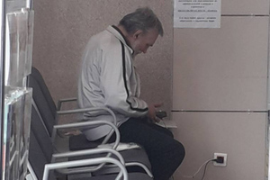 Пенсионер с долгами за ЖКХ пятый год живёт в аэропорту Сыктывкара