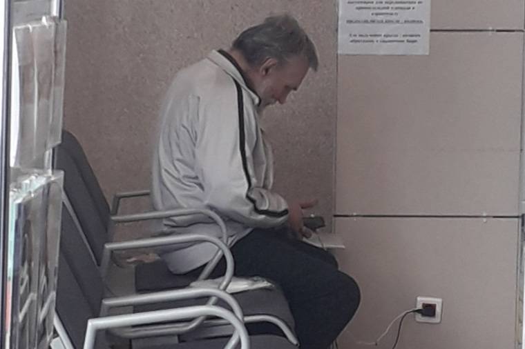 Мужчина, проживающий в аэропорту Сыктывкара. Фото © Ura.ru