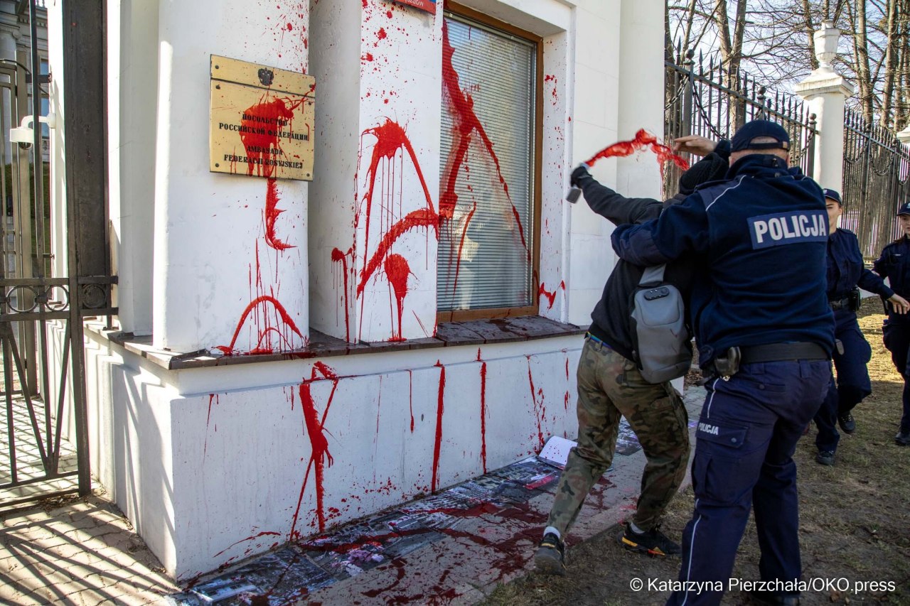 Полиция задерживает участников инцидента, обливших краской Посольство РФ в Польше. Фото © oko.press / Katarzyna Pierzchała