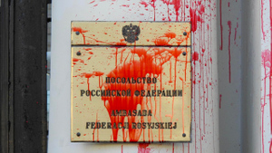 Посольство РФ в Варшаве облили красной краской
