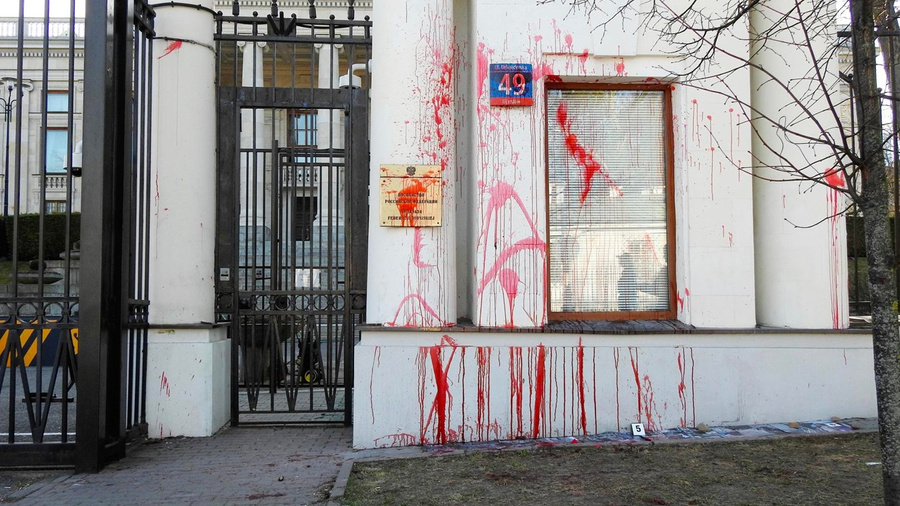 В Варшаве облили красной краской здание российского посольства. Фото © oko.press / Katarzyna Pierzchała