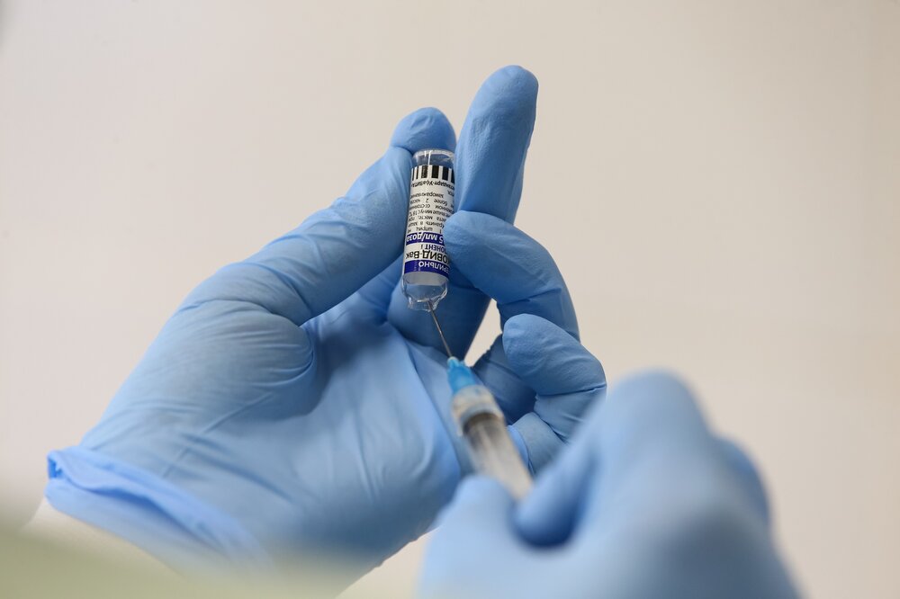 Взрослую вакцину от ковида в России опробовали на 100 детях
