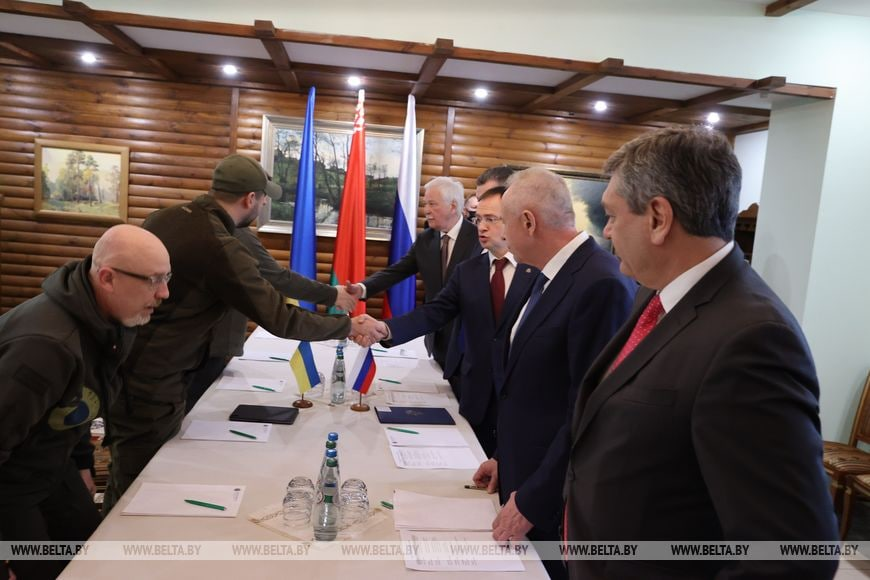 Украинская и российская делегации перед началом переговоров. Обложка © Telegram-канал / БелТА