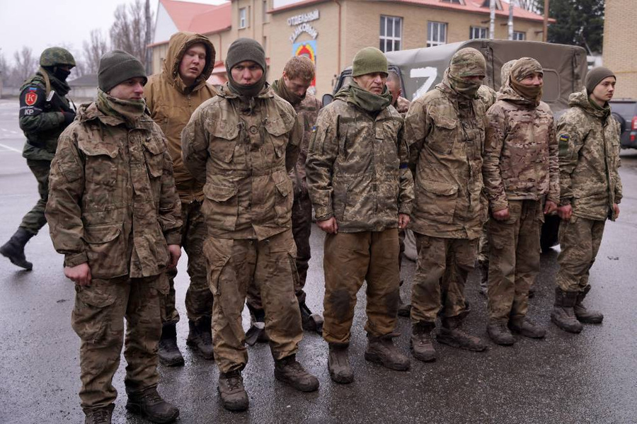 Военнослужащие ВСУ, добровольно сложившие оружие. Фото © ТАСС / Александр Река