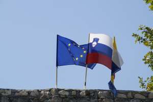 Посольство Словении в Киеве лишилось флага из-за его сходства с российским триколором