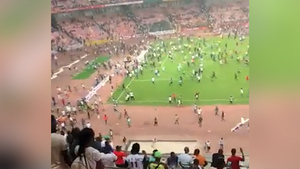 Болельщики устроили массовые беспорядки на поле после невыхода сборной Нигерии на ЧМ-2022