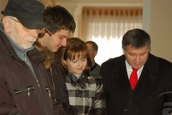 Инна и Арсен Аваковы на избирательном участке в Киеве. Фото © ru.korupciya.com 