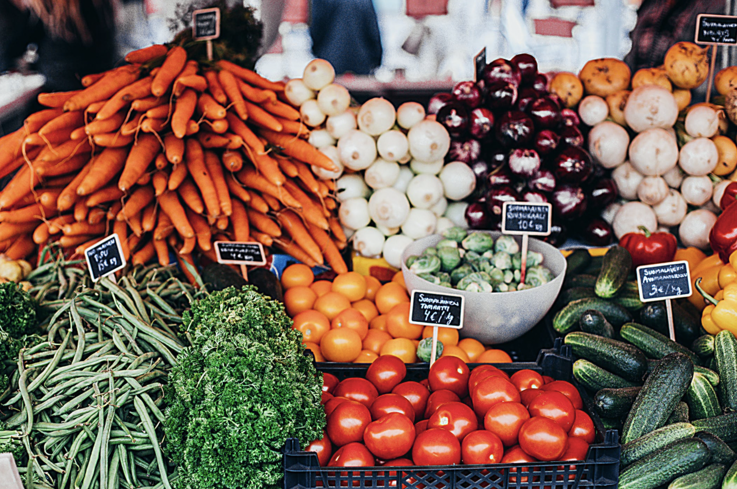 Овощи на рынке. Прилавок с овощами и фруктами. Овощи и фрукты на рынке. Овощи и фрукты на базаре. Vegetables market