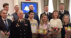 В Красноярске наградили сотрудниц детсада, которые остановили стрелявшую девушку