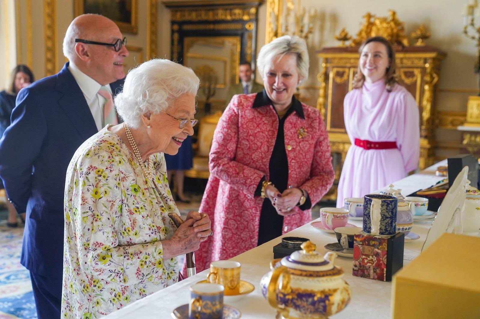 Королева Елизавета II в марте 2022-го осматривает в Виндзорском замке коллекцию изделий из эмали и костяного фарфора. Фото © Twitter / RoyalFamily