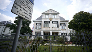 На территорию Посольства России в Нидерландах закинули рюкзак с коктейлем Молотова