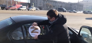 Российские автомобилисты разместили на машинах наклейки Z в знак поддержки денацификации Украины
