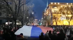 Жители Белграда вышли на митинг в поддержку России с лозунгом "Стоп санкциям!"