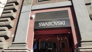 Магазины Swarovski продолжают работать в Москве
