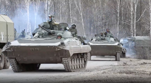 В сопровождении вертолёта: Минобороны показало видео прибытия российских войск в Киевскую область