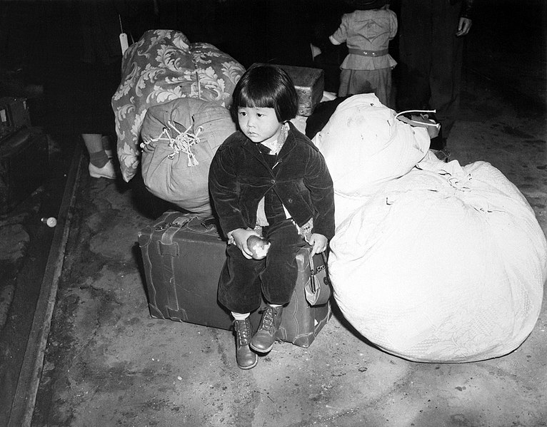 Двухлетняя Юки Окинага Хаякава ждёт на Union Station поезд, который доставит её и её мать в Мансанар (апрель 1942 г.) Фото © Wikipedia