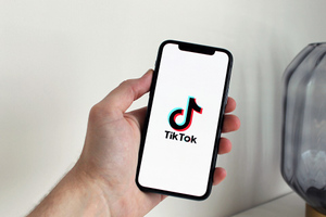 TikTok приостанавливает работу в России