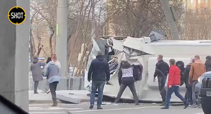 В Москве перевернулся автозак с задержанными