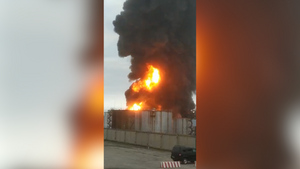 Пожарные приступили к тушению Луганской нефтебазы после обстрела со стороны ВСУ