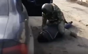 Полный багажник оружия: Появилось видео задержания в ЛНР украинских разведчиков, планировавших теракты в России