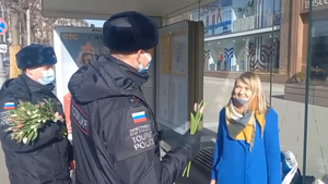 В Москве туристическая полиция вручила женщинам цветы по случаю 8 Марта