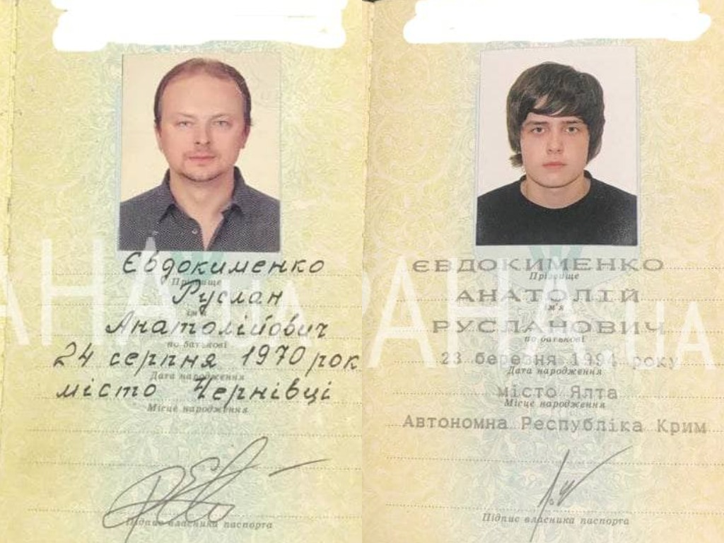Фото паспортов Руслана и Анатолия Евдокименко. Фото © "Страна.ua"