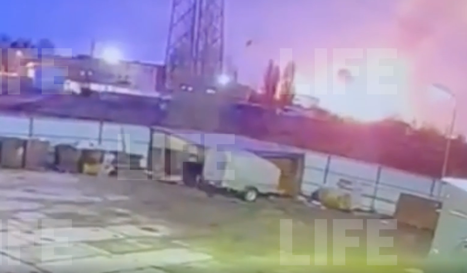 Выстрелы ракетами с вертолётов: Камеры сняли возможный момент авиаудара ВСУ по нефтебазе в Белгороде