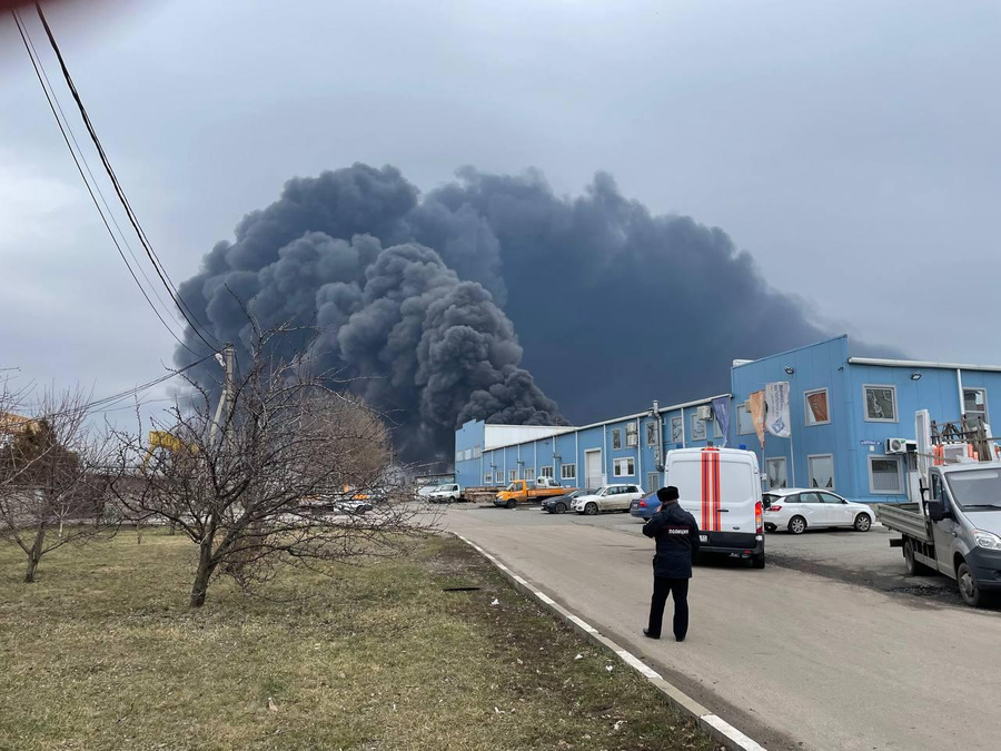 Пожар на нефтебазе в пригороде Белгорода, который, предположительно, произошёл вследствие авиаудара с двух вертолётов ВСУ. Фото © Telegram / Белгород | ФОНАРЬ