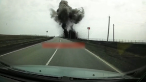 Рядом с проезжающими авто: Момент падения снаряда в Белгородской области попал на видео