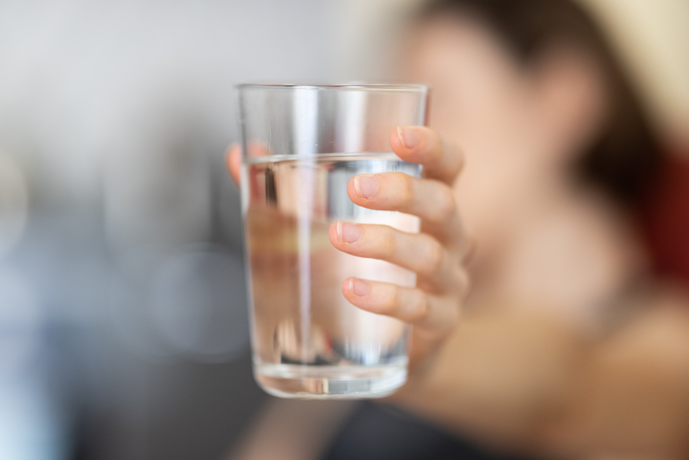 Тест со стаканом воды легко поможет определить, испытываете вы жажду или же голод. Фото © Unsplash