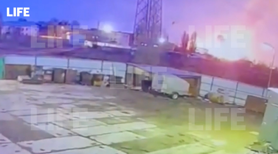 Момент удара ВСУ по нефтебазе в Белгороде. Кадр из видео © LIFE