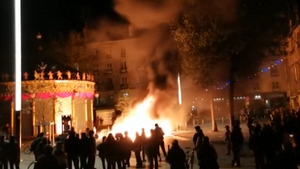 Костёр посреди города: Французы устроили беспорядки после первого тура президентских выборов