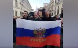 Итальянцы с триколорами вышли на митинг в центре Рима и спели гимн России