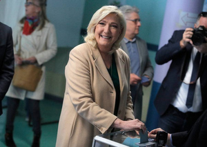 Марин Ле Пен вышла в лидеры в первом туре выборов президента Франции