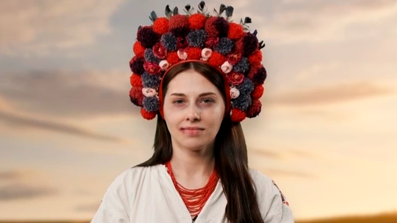 Серпом по тг канал. Андрианна Курилец. Украинские женщины. Украинская актриса с серпом.