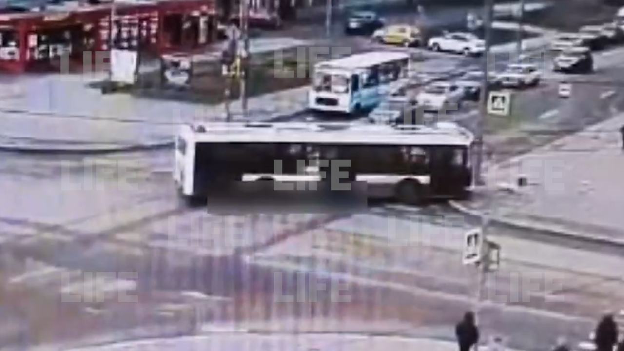 В Петербурге камера наблюдения сняла, как автобус протаранил столб