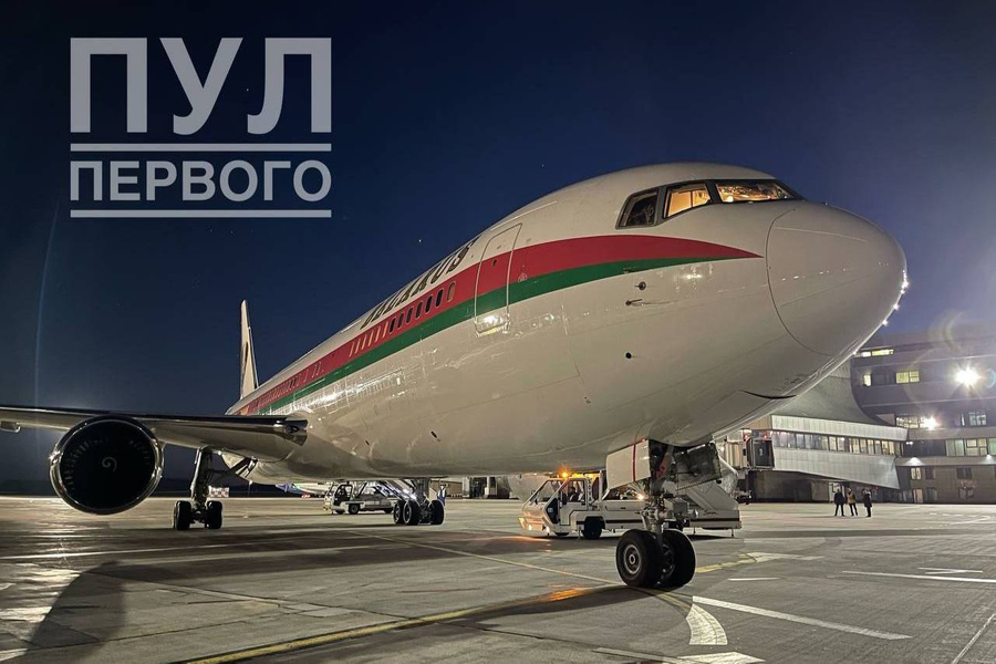 Самолёт Александра Лукашенко перед вылетом в Россию. Фото © Telegram / "Пул первого"