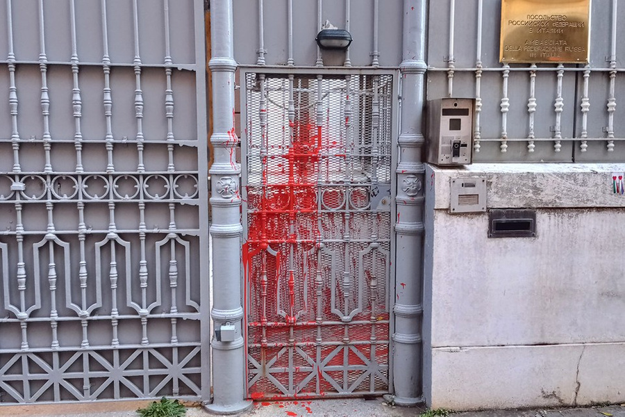 Калитку российского посольства в Италии облили краской. Фото © kp.ru