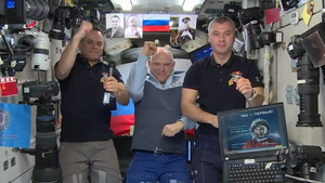 Российский экипаж МКС поздравил россиян с Днём космонавтики