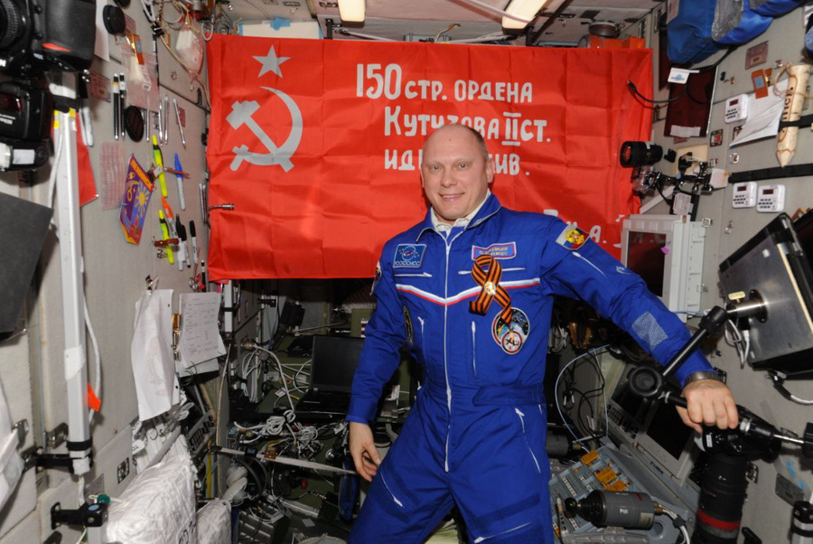 Космонавты попросили Путина передать побывавшее на МКС Знамя Победы командующему спецоперацией на Украине. Фото © "Роскосмос"